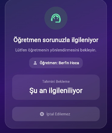 Öğretmen soruyla ilgileniyor
